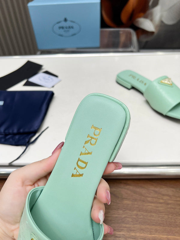 PRA SAFFIANO PATENT SLIDES MOTIVO STRUZZO PELLE DI VITELLO SEAFOAM