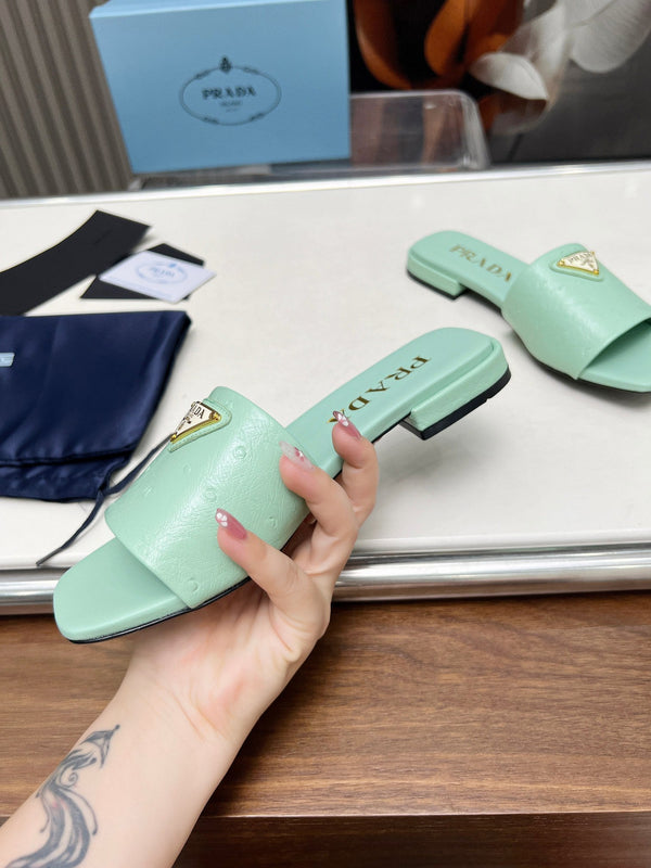 PRA SAFFIANO PATENT SLIDES MOTIVO STRUZZO PELLE DI VITELLO SEAFOAM