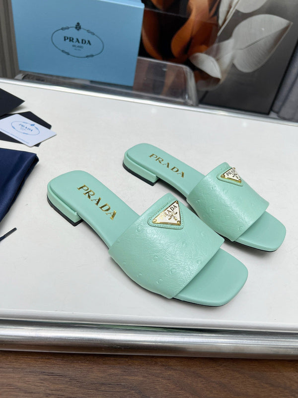 PRA SAFFIANO PATENT SLIDES MOTIVO STRUZZO PELLE DI VITELLO SEAFOAM
