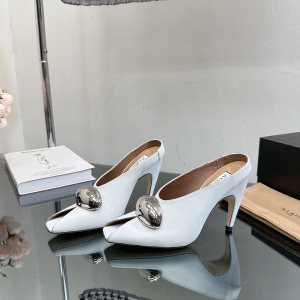 DÉCOLLETÉ ALAIA AZZEDINE IN PELLE DI VITELLO BIANCA CON FERRAMENTA ORO