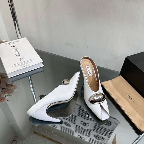 DÉCOLLETÉ ALAIA AZZEDINE IN PELLE DI VITELLO BIANCA CON FERRAMENTA ORO