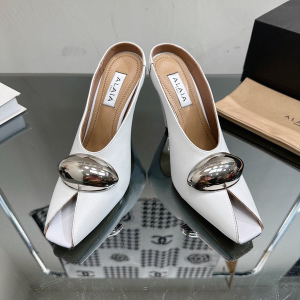 DÉCOLLETÉ ALAIA AZZEDINE IN PELLE DI VITELLO BIANCA CON FERRAMENTA ORO