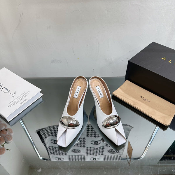DÉCOLLETÉ ALAIA AZZEDINE IN PELLE DI VITELLO BIANCA CON FERRAMENTA ORO