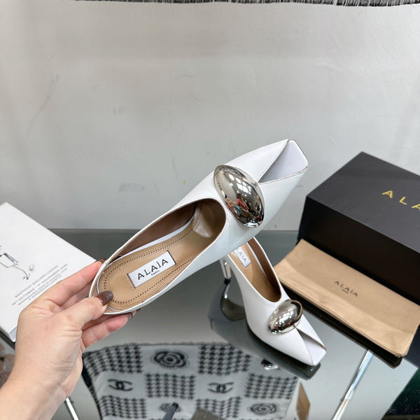 DÉCOLLETÉ ALAIA AZZEDINE IN PELLE DI VITELLO BIANCA CON FERRAMENTA ORO
