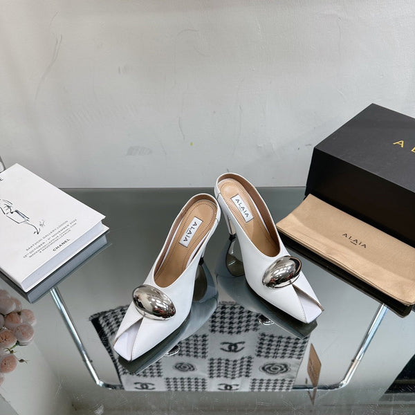 DÉCOLLETÉ ALAIA AZZEDINE IN PELLE DI VITELLO BIANCA CON FERRAMENTA ORO