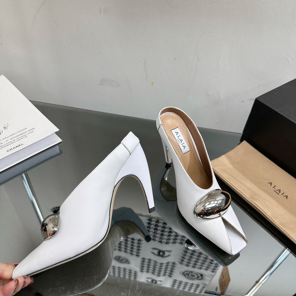 DÉCOLLETÉ ALAIA AZZEDINE IN PELLE DI VITELLO BIANCA CON FERRAMENTA ORO