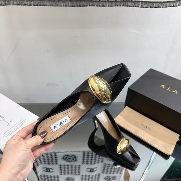 DÉCOLLETÉ ALAIA AZZEDINE IN PELLE DI VITELLO NERA CON FERRAMENTA ORO