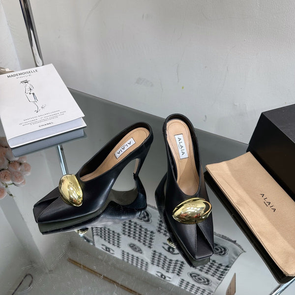 DÉCOLLETÉ ALAIA AZZEDINE IN PELLE DI VITELLO NERA CON FERRAMENTA ORO