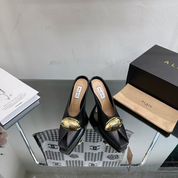 DÉCOLLETÉ ALAIA AZZEDINE IN PELLE DI VITELLO NERA CON FERRAMENTA ORO