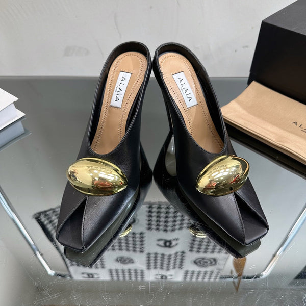DÉCOLLETÉ ALAIA AZZEDINE IN PELLE DI VITELLO NERA CON FERRAMENTA ORO