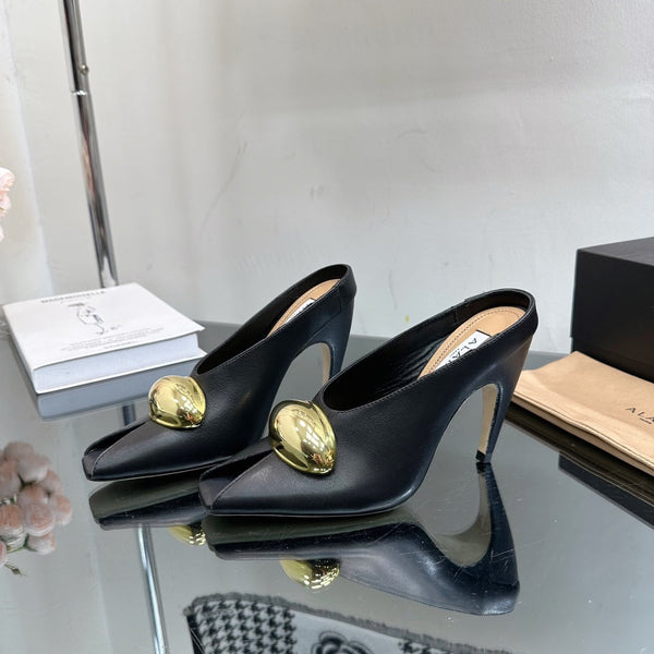 DÉCOLLETÉ ALAIA AZZEDINE IN PELLE DI VITELLO NERA CON FERRAMENTA ORO