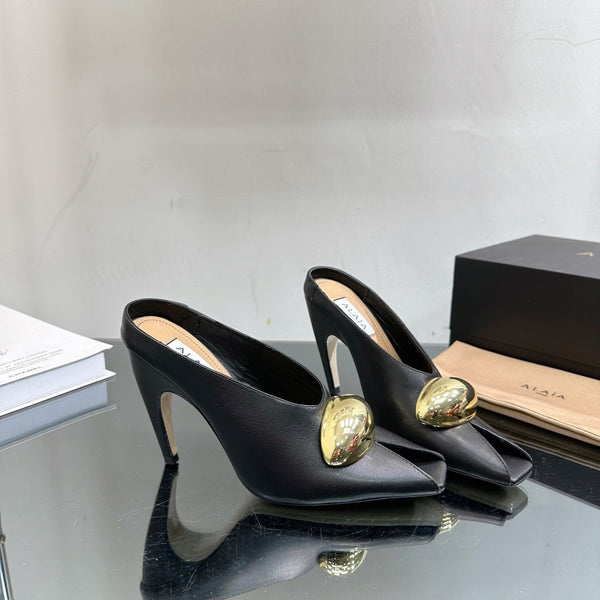 DÉCOLLETÉ ALAIA AZZEDINE IN PELLE DI VITELLO NERA CON FERRAMENTA ORO