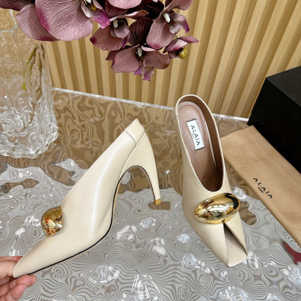 DÉCOLLETÉ ALAIA AZZEDINE IN PELLE DI VITELLO BEIGE CREMA CON FERRAMENTA ORO