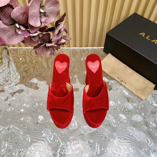 ZEPPA ALAIA IN VELLUTO ROSSO CILIEGIA CON CUORE RICAMATO