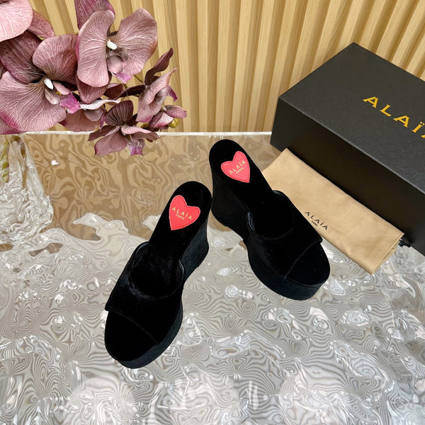 ZEPPA ALAIA IN VELLUTO NERO CON CUORE RICAMATO