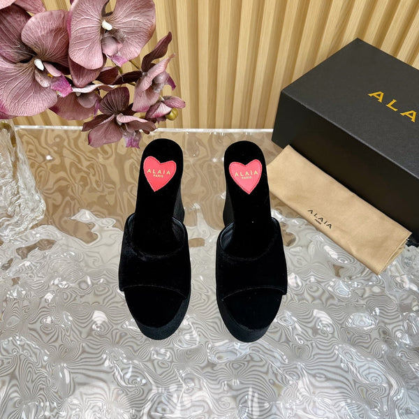 ZEPPA ALAIA IN VELLUTO NERO CON CUORE RICAMATO