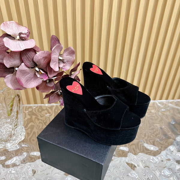 ZEPPA ALAIA IN VELLUTO NERO CON CUORE RICAMATO