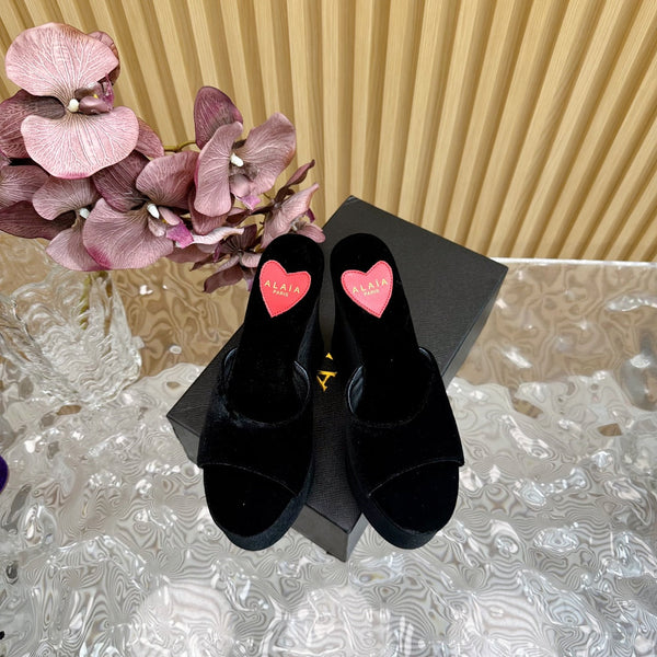 ZEPPA ALAIA IN VELLUTO NERO CON CUORE RICAMATO