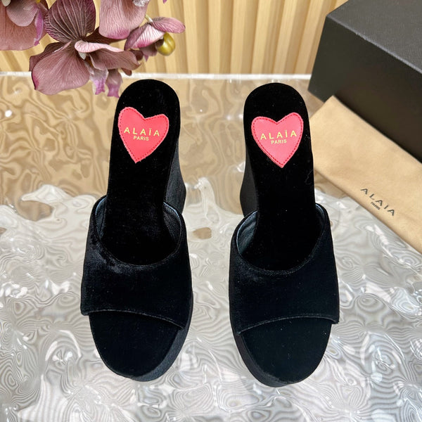 ZEPPA ALAIA IN VELLUTO NERO CON CUORE RICAMATO