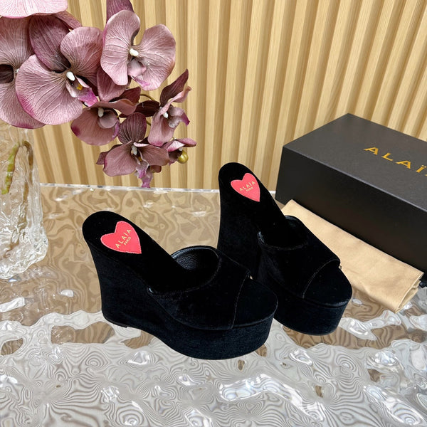 ZEPPA ALAIA IN VELLUTO NERO CON CUORE RICAMATO