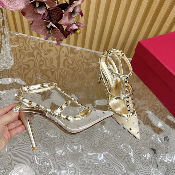 DÉCOLLETÉ ROCKSTUD EFFETTO SPECCHIO CON CINTURINI E BORCHIE COORDINATE 95 MM PELLE DI VITELLO ORO E RETE
