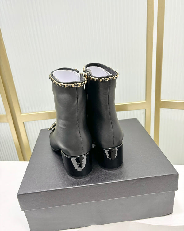 Stivaletto CC 65 in pelle di vitello verniciata nera con cinturino in pelle di vitello