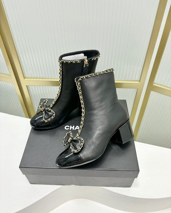 Stivaletto CC 65 in pelle di vitello verniciata nera con cinturino in pelle di vitello