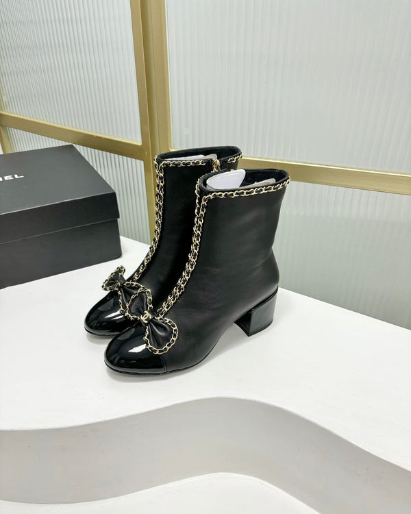 Stivaletto CC 65 in pelle di vitello verniciata nera con cinturino in pelle di vitello