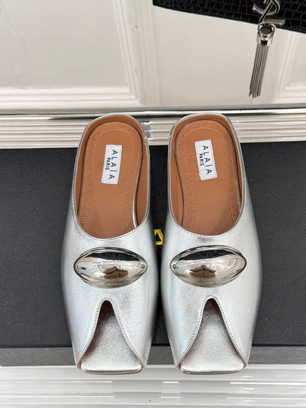 Pantofola Alaia con hardware dorato in pelle di vitello argentata 293204