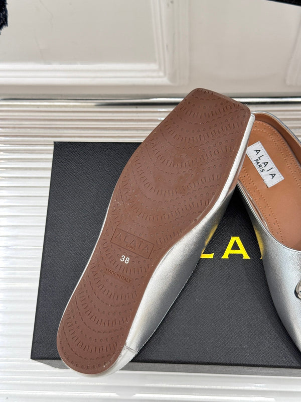 Pantofola Alaia con hardware dorato in pelle di vitello argentata 293204