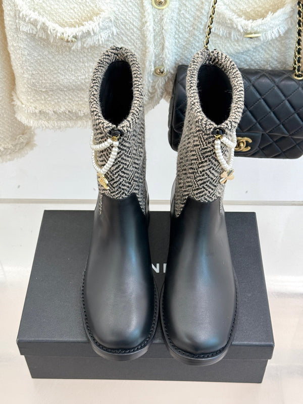 Chanel 25 Stivaletti con doppia C e perle a quadrifoglio, in pelle di pecora intrecciata nera e grigia 465404