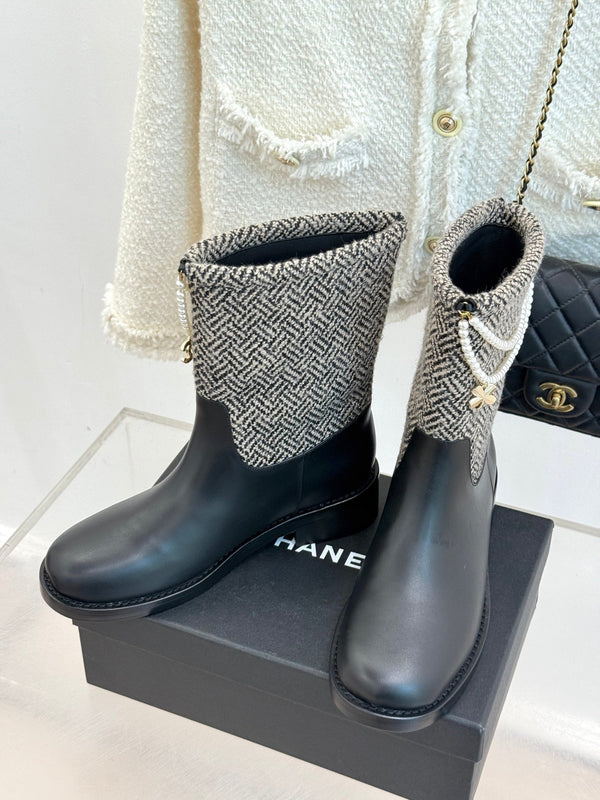 Chanel 25 Stivaletti con doppia C e perle a quadrifoglio, in pelle di pecora intrecciata nera e grigia 465404