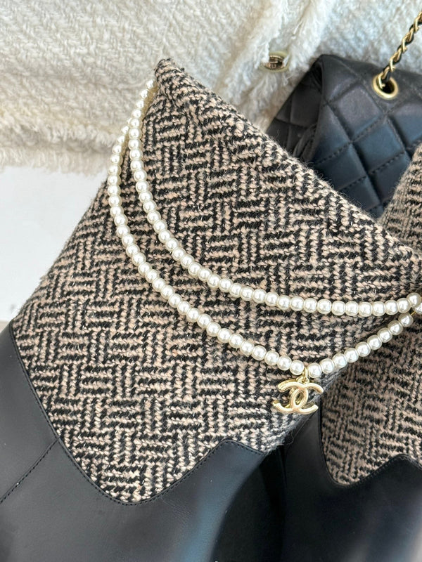Chanel 25 Stivaletti con doppia C e perle a quadrifoglio, in pelle di pecora intrecciata nera e grigia 465404