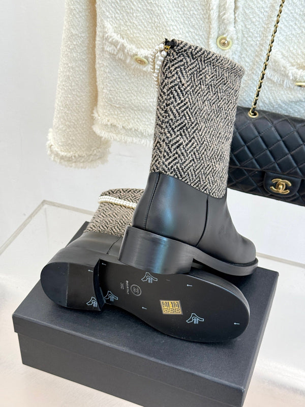 Chanel 25 Stivaletti con doppia C e perle a quadrifoglio, in pelle di pecora intrecciata nera e grigia 465404