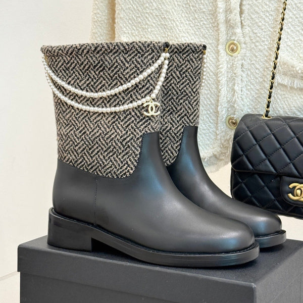 Chanel 25 Stivaletti con doppia C e perle a quadrifoglio, in pelle di pecora intrecciata nera e grigia 465404
