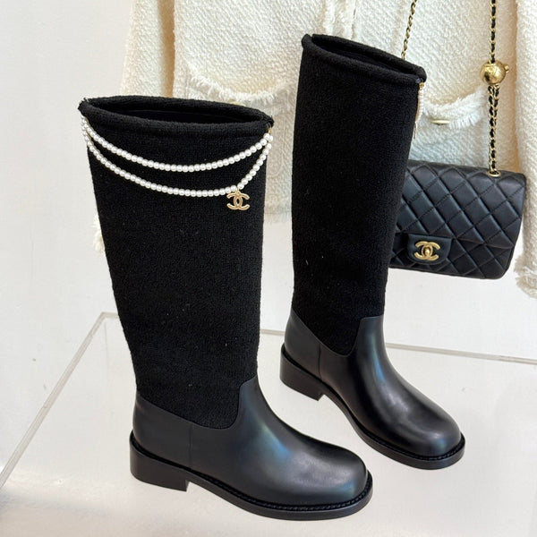 Chanel 25 Stivali lunghi con doppia C e perle a quadrifoglio in pelle di pecora intrecciata nera 465407