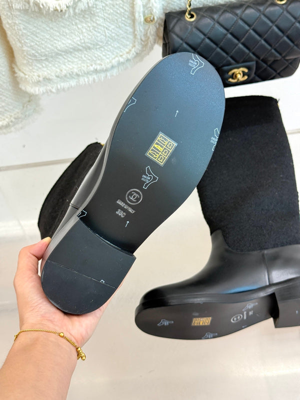 Chanel 25 Stivali lunghi con doppia C e perle a quadrifoglio in pelle di pecora intrecciata nera 465407