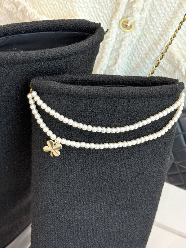 Chanel 25 Stivali lunghi con doppia C e perle a quadrifoglio in pelle di pecora intrecciata nera 465407