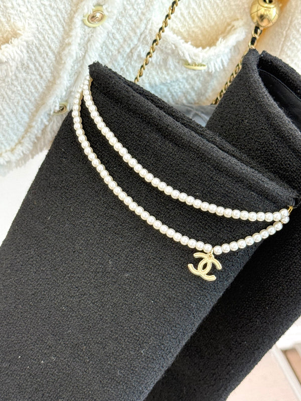 Chanel 25 Stivali lunghi con doppia C e perle a quadrifoglio in pelle di pecora intrecciata nera 465407