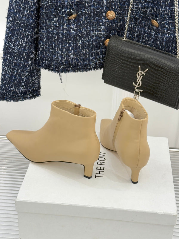 The Row 2025 Bottines à talon chaton et bout carré en peau de mouton beige 572047