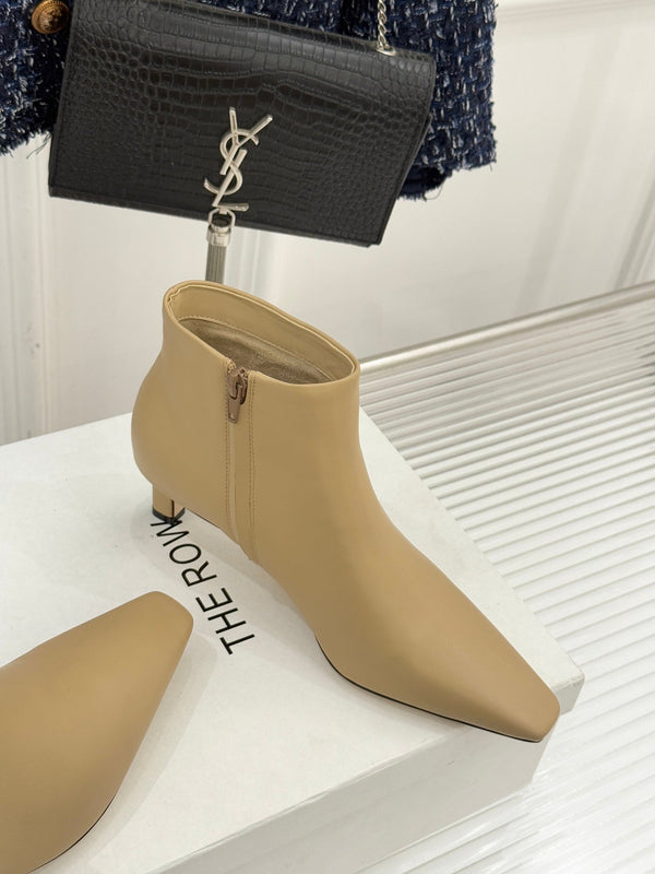 The Row 2025 Bottines à talon chaton et bout carré en peau de mouton beige 572047