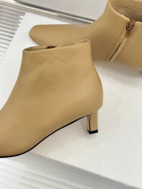 The Row 2025 Bottines à talon chaton et bout carré en peau de mouton beige 572047