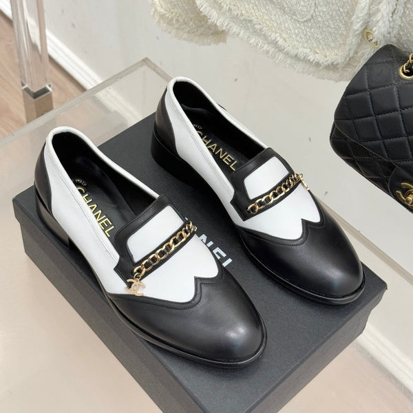 Mocassins à double boucle C en cuir de veau noir et blanc CC 25s 557705
