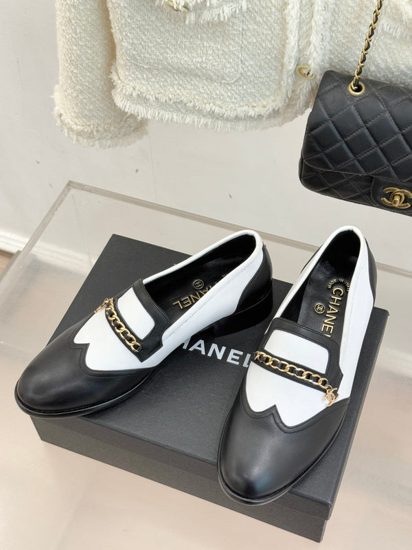 Mocassins à double boucle C en cuir de veau noir et blanc CC 25s 557705