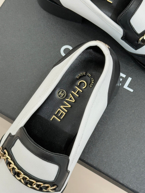 Mocassins à double boucle C en cuir de veau noir et blanc CC 25s 557705