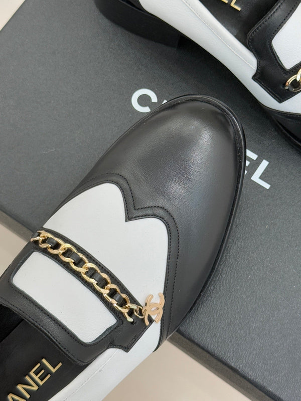 Mocassins à double boucle C en cuir de veau noir et blanc CC 25s 557705