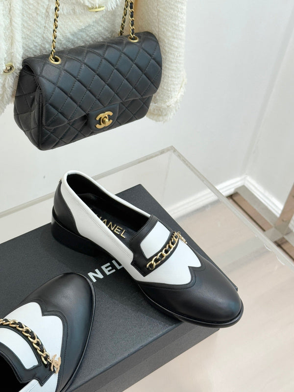 Mocassins à double boucle C en cuir de veau noir et blanc CC 25s 557705