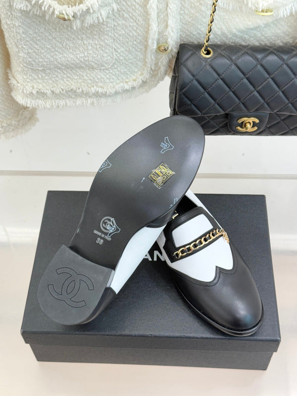 Mocassins à double boucle C en cuir de veau noir et blanc CC 25s 557705