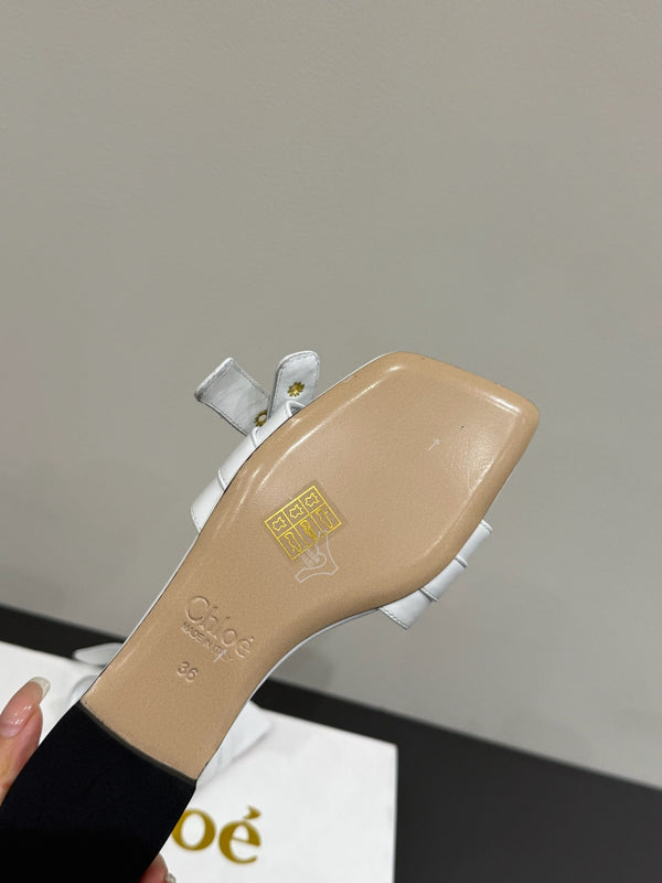 Loewe 25 Bow Metal Buckle Slide Bianco Pelle di mucca