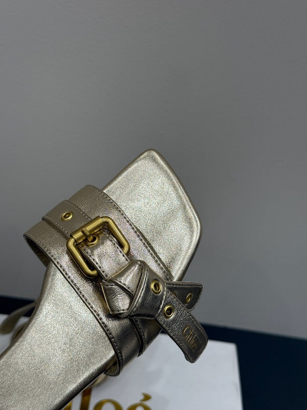 Loewe 25 Bow Metal Buckle Slide Pelle di vacchetta dorata